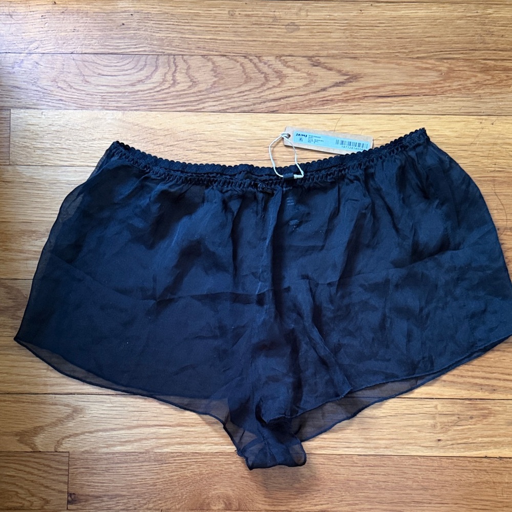 NWT SKIMS Romance Collection Silk Onyx Short - Picture 4 of 9